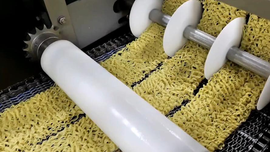 Instant noodle machine